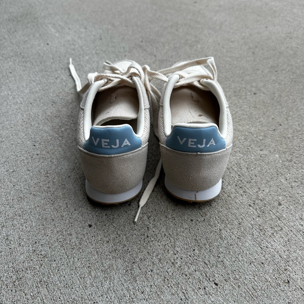 VEJA Beige Sneakers with Blue Accents - Picture 4 of 5